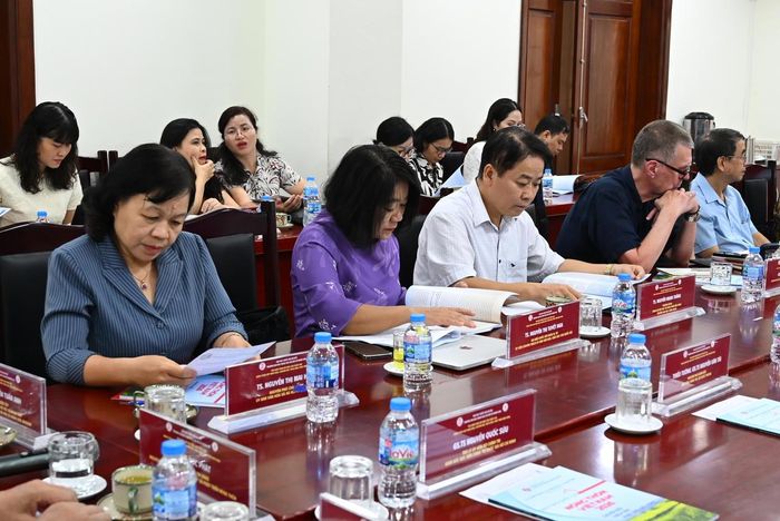 Các nhà khoa học trực tiếp tham luận những vấn đề nêu trong báo cáo.