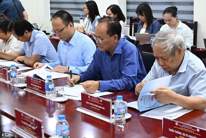 Các nhà khoa học trực tiếp tham luận những vấn đề nêu trong báo cáo.
