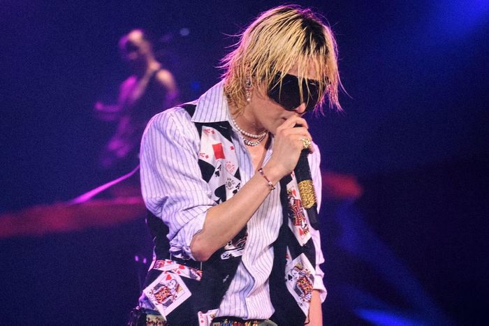 Ngoài những bản hit chung của nhóm, G-Dragon còn biểu diễn loạt bài hát solo như Power, Crayon và Crooked, phô diễn phong cách hip-hop cá tính cùng nguồn năng lượng mạnh mẽ.