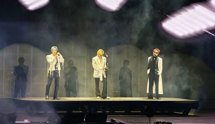  Concert tại Hà Nội nằm trong chuyến lưu diễn thế giới XX : Cosmos, đánh dấu cột mốc 20 năm Big Bang ra mắt. Đội hình biểu diễn hiện tại gồm G-Dragon, Taeyang và Daesung. Nhóm ra mắt năm 2006 với năm thành viên, sau đó trải qua nhiều thay đổi về đội hình và giai đoạn gián đoạn hoạt động. Việc ba thành viên tiếp tục đứng chung sân khấu cho thấy sức sống của thương hiệu Big Bang sau hai thập niên. 