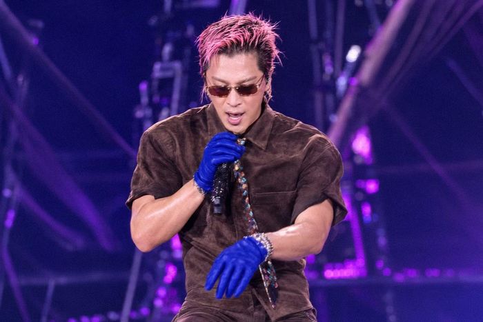 Taeyang chiêu đãi người hâm mộ bằng loạt ca khúc solo gồm Bad, Ringa Linga và Live Fast Die Slow. Với giọng hát nội lực, những bước nhảy điêu luyện cùng phong thái biểu diễn phóng khoáng, nam ca sĩ tiếp tục khẳng định sức hút trên sân khấu sau hai thập niên hoạt động cùng Big Bang.