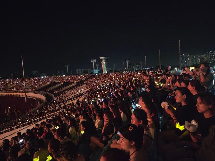 Không chỉ có khán giả Hà Nội, concert còn thu hút người hâm mộ từ nhiều tỉnh, thành và quốc gia khác. Một bộ phận khán giả di chuyển từ Hải Phòng, Quảng Ninh đến thủ đô để gặp thần tượng. Ngoài ra, người hâm mộ từ Indonesia, Hàn Quốc, Trung Quốc và các nước lân cận cũng có mặt tại Mỹ Đình.