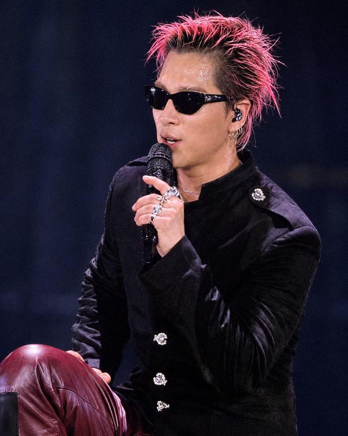 Taeyang khiến người hâm mộ phấn khích khi giới thiệu bản thân bằng tiếng Việt: “Xin chào Hà Nội! Tôi tên là Taeyang”. Trong phần trình diễn, nam ca sĩ tiếp tục khuấy động khán đài khi bắt nhịp để hàng nghìn khán giả cùng hô vang “Việt Nam vô địch”.
