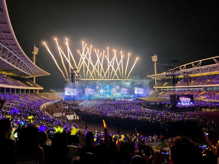 Day 1 của concert Big Bang tại Hà Nội khép lại trong bầu không khí bùng nổ, để lại nhiều cảm xúc cho hàng chục nghìn người hâm mộ. Từ những màn trình diễn giàu năng lượng đến khoảnh khắc ba thành viên giao lưu, gửi lời cảm ơn V.I.P Việt Nam, đêm diễn đã trở thành cuộc hội ngộ đáng nhớ sau nhiều năm chờ đợi. Sau thành công của đêm đầu tiên, sự chú ý tiếp tục hướng về Day 2 tối 25/10, khi người hâm mộ kỳ vọng Big Bang một lần nữa biến sân Mỹ Đình thành biển âm nhạc và cảm xúc.