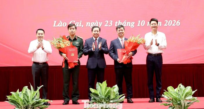 Các đồng chí Thường trực Tỉnh ủy Lào Cai trao Quyết định, tặng hoa chúc mừng Thượng tá Lương Hoàng Giang và ông Nguyễn Minh Toàn.
