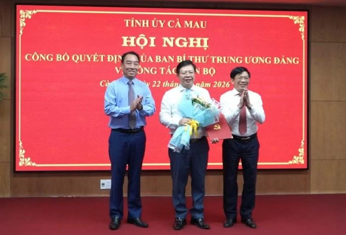 Lãnh đạo tỉnh Cà Mau trao quyết định, tặng hoa chúc mừng ông Nguyễn Văn Nguyên - Giám đốc Sở Giáo dục và Đào tạo tỉnh Cà Mau, được chỉ định tham gia Ban Chấp hành Đảng bộ tỉnh Cà Mau nhiệm kỳ 2025 - 2030.