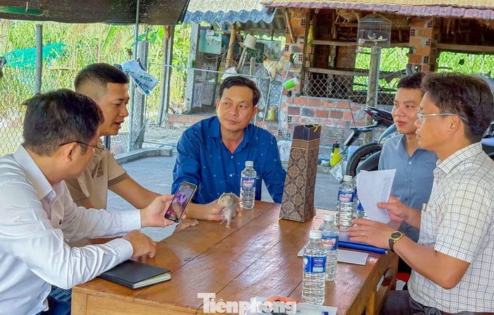 Anh Kha giới thiệu mô hình, chia sẻ kinh nghiệm.