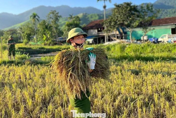 Nắng nóng, công việc vất vả nhưng nụ cười vẫn nở trên khuôn mặt của các chiến sĩ công an khi xuống đồng giúp người dân.