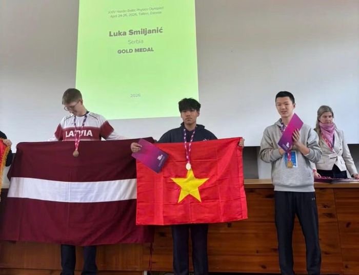 Hồng Quân nhận huy chương tại Cuộc thi OLympic Vật lý Bắc Âu.