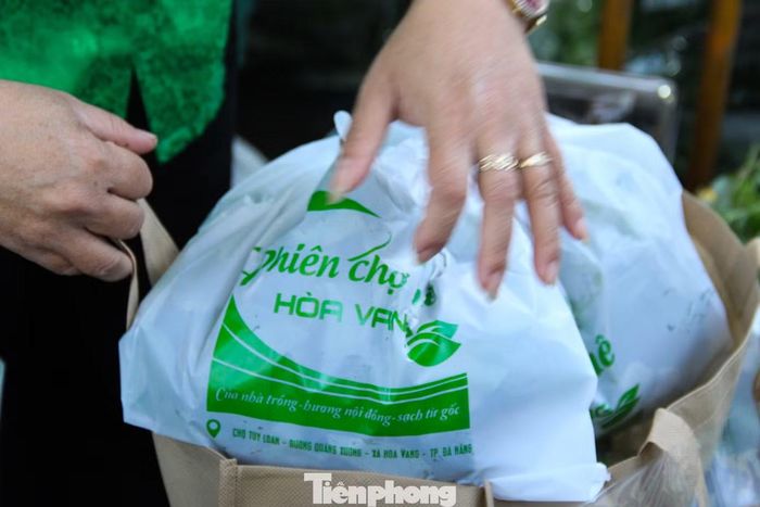 Những chiếc túi sinh học, túi vải tái chế được sử dụng để thay đổi túi ni lông ở phiên chợ.