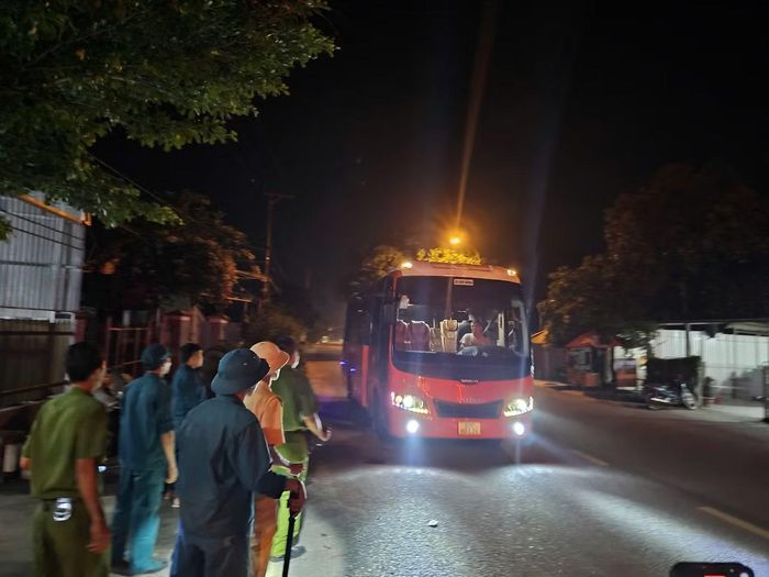 Lực lượng chức năng chốt chặn trong đêm.
