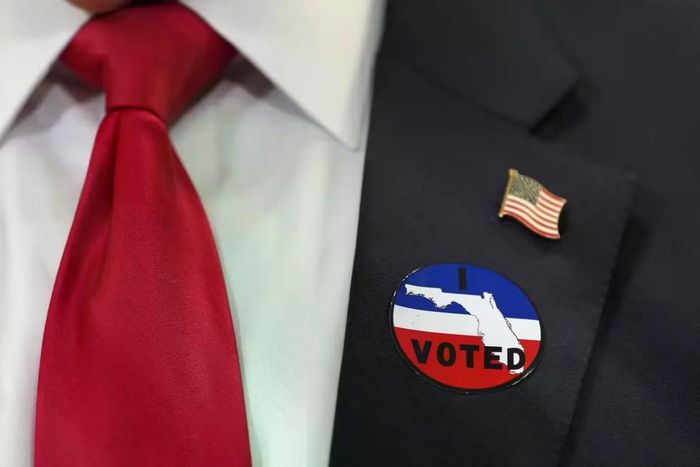 Ông Trump dán sticker "Tôi đã bỏ phiếu" lên áo. (Ảnh: AP)