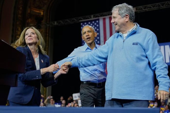 Từ trái sang: Bà Amy Acton - ứng cử viên thống đốc bang Ohio, cựu Tổng thống Barack Obama, và ứng cử viên Thượng viện Sherrod Brown tham dự buổi vận động tranh cử tại Cleveland ngày 24/10. (Ảnh AP)