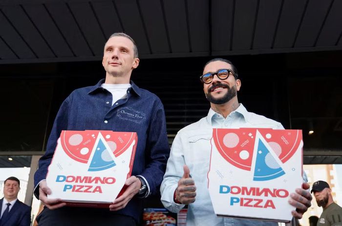 Doanh nhân Nga Anton Pinskiy và rapper Timati – những người đã tiếp quản các tài sản của Domino's Pizza tại Nga sau khi thương hiệu Mỹ này rút khỏi thị trường Nga – tham dự lễ khai trương chuỗi nhà hàng mới tại Mátxcơva, ngày 30/8/2023. Ảnh: Reuters.
