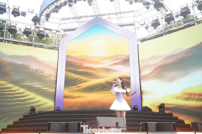Nữ ca sĩ cho biết đây là lần đầu cô tham gia biểu diễn tại Sóng Festival và bất ngờ trước quy mô không gian và sự đa dạng của các gian hàng tại sự kiện. “Tôi cảm thấy rất vinh dự khi được góp một phần giọng hát nhỏ bé vào chương trình. Không gian ở đây rộng hơn Hằng tưởng tượng, với rất nhiều gian hàng từ ẩm thực, văn hóa đến ngân hàng”, Thúy Hằng chia sẻ.