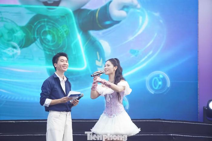  Đặc biệt, giai điệu rộn ràng của Khúc nhạc vui góp thêm không khí náo nhiệt cho buổi chiều cuối tuần, đưa âm nhạc trở thành điểm nhấn bên cạnh các hoạt động trải nghiệm công nghệ và mua sắm tại lễ hội. 