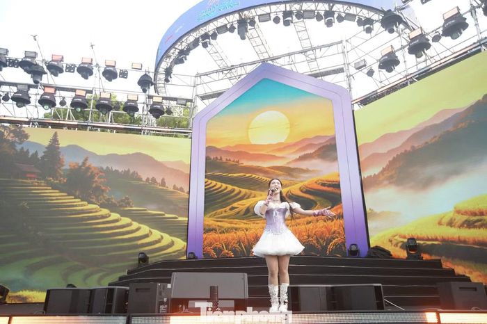  Sóng Festival 2026 diễn ra trong hai ngày 24-25/10 tại phố đi bộ Trần Nhân Tông, là hoạt động trọng tâm của Ngày Thanh toán số Việt Nam 2026 với chủ đề Chạm số - Sống xanh. Chương trình do Báo Tiền Phong phối hợp với NAPAS tổ chức, dưới sự chỉ đạo nội dung của Ngân hàng Nhà nước Việt Nam. 