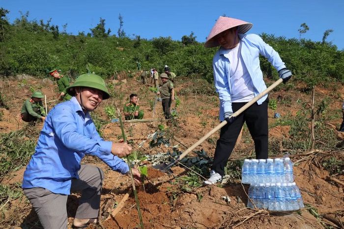 Theo đó, đợt ra quân tham gia trồng cây xanh đợt này thu hút gần 300 người tham gia, gồm cán bộ, chiến sĩ lực lượng quân sự, công an xã, Đồn Biên phòng Thiên Cầm cùng cán bộ, công chức, viên chức các cơ quan, đơn vị và đại diện các thôn trên địa bàn.