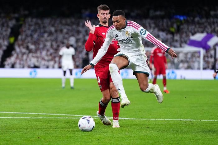 Mbappe đã ghi 12 bàn trong 10 lần đối đầu Barcelona trên mọi đấu trường.