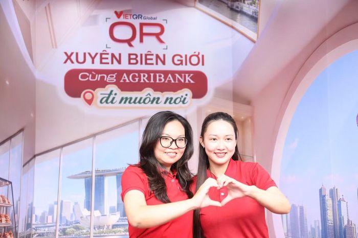 Gian hàng Agribank đón nhiều bạn trẻ đến khám phá tiện ích ngân hàng số, check-in photobooth, tham gia vòng quay may mắn và tìm hiểu các phần quà theo thể lệ chương trình.