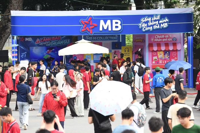 Tại gian hàng MB, khách tham quan trải nghiệm photobooth, tìm hiểu tiện ích thẻ và tham gia các hoạt động tương tác. Những điểm check-in và quà tặng góp phần tạo không khí sôi động cho ngày hội.
