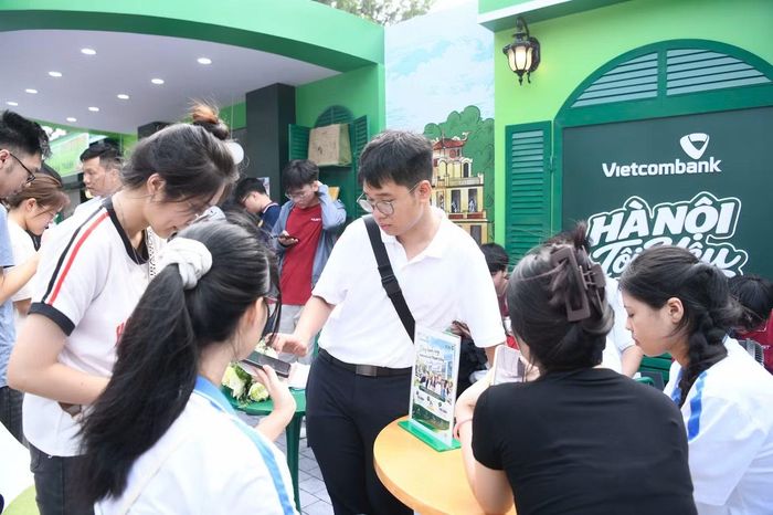 Vietcombank tiếp tục thu hút khách tham quan với các hoạt động trải nghiệm tại gian hàng. Sinh viên có dịp tìm hiểu những tiện ích thanh toán hiện đại và tham gia các chương trình tương tác tại sự kiện.