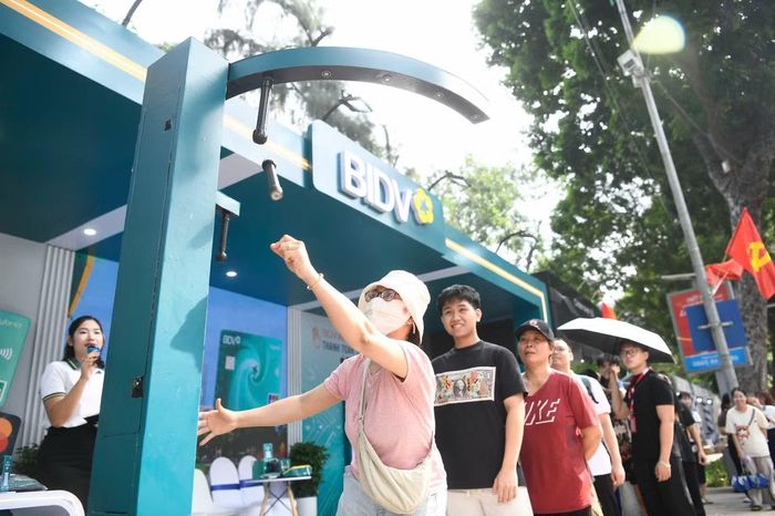 Gian hàng BIDV thu hút các bạn trẻ với minigame, mang đến trải nghiệm tương tác sôi động và cơ hội nhận quà khi tham gia các hoạt động tại Sóng Festival 2026.