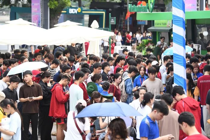 Với sự tham gia của nhiều ngân hàng, tổ chức tài chính và gần 70 gian hàng, Sóng Festival 2026 tiếp tục mang đến không gian trải nghiệm thanh toán số kết hợp mua sắm, ẩm thực và giải trí cho người dân, đặc biệt là giới trẻ.