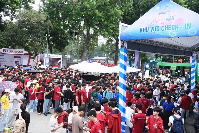 Hàng nghìn lượt sinh viên tiếp tục đổ về Sóng Festival 2026 trong sáng 25/10. Nhiều bạn trẻ tranh thủ đến sớm để check-in, khám phá các gian hàng và tham gia những hoạt động trải nghiệm thanh toán số.