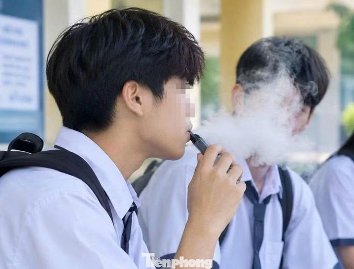 Dù đã ký cam kết không sử dụng thuốc lá điện tử, một số học sinh vẫn tái phạm.