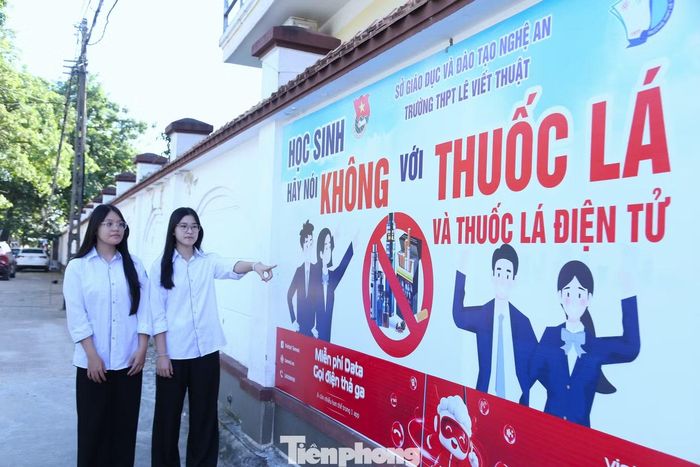 Pano học sinh nói không với thuốc lá và thuốc lá điện tử trước cổng trường THPT Lê Viết Thuật.