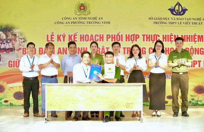 Trường THPT Lê Viết Thuật phối hợp Công an phường Trường Vinh ký cam kết bảo đảm an ninh, trật tự trường học.