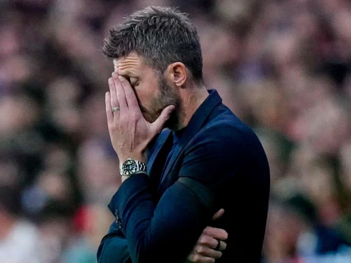 HLV Michael Carrick chịu áp lực lớn.