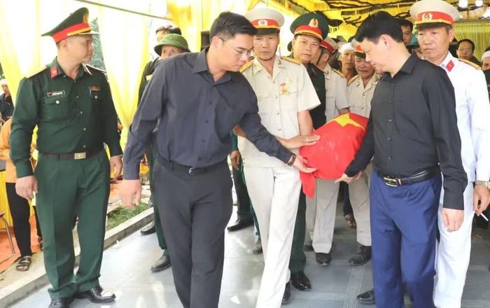 Chính quyền địa phương, nhân dân và gia đình đưa hài cốt liệt sĩ Nguyễn Xuân Diện về an táng tại Nghĩa trang Liệt sĩ Dốc Lim.