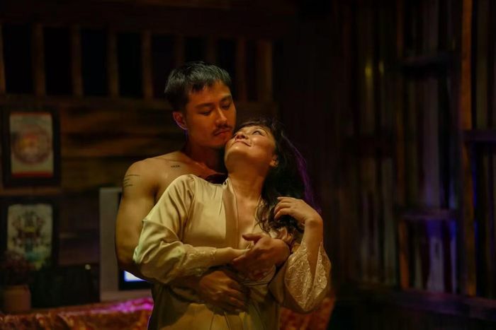 Thanh Sơn có cảnh tình tứ với nghệ sĩ Vân Dung trong phim.