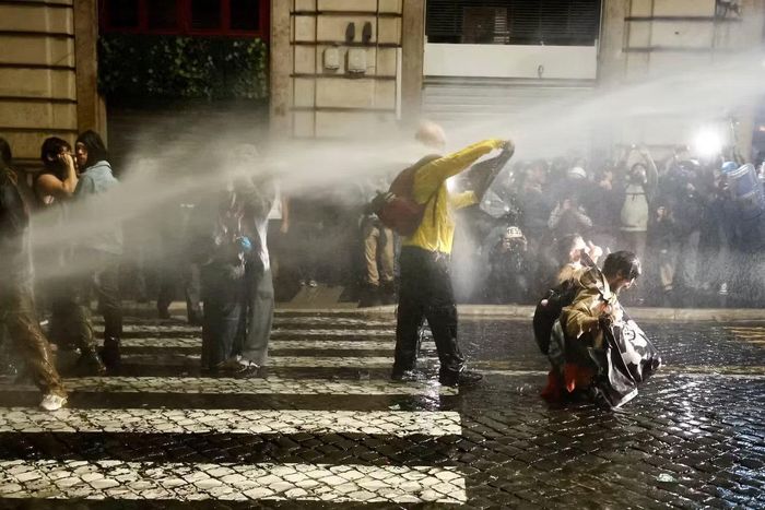 Cuộc biểu tình tại một số thành phố lớn của Ý như Rome, Milan... ngày 24/10. (Ảnh: Reuters)