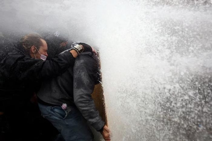 Cảnh sát Paris phun vòi rồng để kiểm soát đám đông. (Ảnh: Reuters)