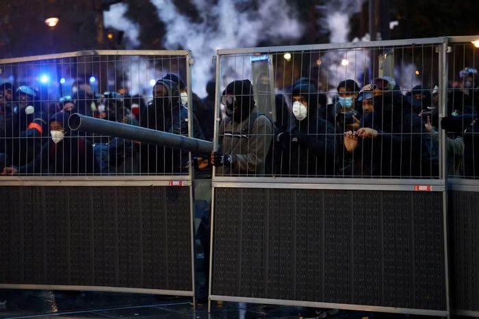 Những người che mặt đối đầu với cảnh sát ở Paris. (Ảnh: Reuters)