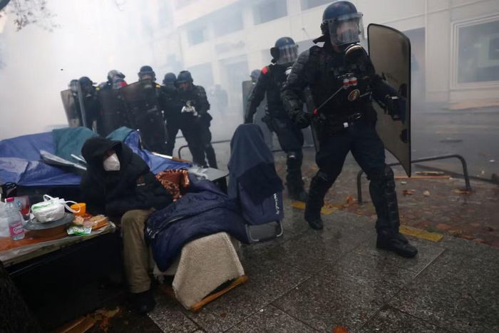Lực lượng cảnh sát chống bạo động ở Paris. (Ảnh: Reuters)