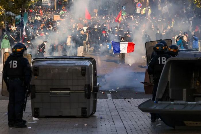 Lực lượng an ninh đối phó với dòng người biểu tình tại Marseille ngày 24/10. (Ảnh: Reuters)
