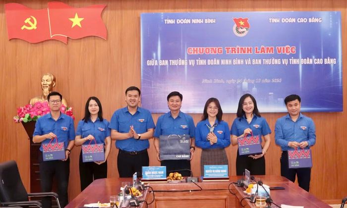 Tại chương trình, các đại biểu trao đổi về công tác Đoàn và phong trào thanh thiếu nhi, đồng thời trao tặng quà lưu niệm, góp phần thắt chặt tình đoàn kết, gắn bó và tăng cường mối quan hệ phối hợp giữa tuổi trẻ Ninh Bình và Cao Bằng.