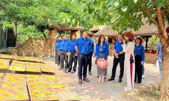 Trong khuôn khổ chương trình, đoàn đại biểu Tỉnh Đoàn Cao Bằng đã tham quan, khảo sát mô hình tại Hợp tác xã Sinh Dược.