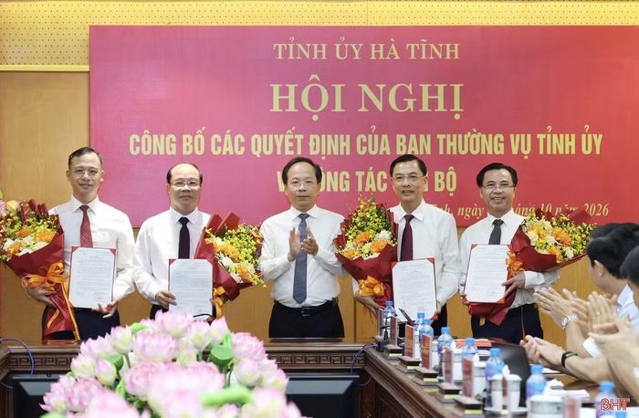 Ông Nguyễn Duy Lâm - Ủy viên Trung ương Đảng, Bí thư Tỉnh ủy, Trưởng đoàn ĐBQH tỉnh trao quyết định và tặng hoa chúc mừng các cán bộ được điều động, luân chuyển, bổ nhiệm. Ảnh: Báo Hà Tĩnh