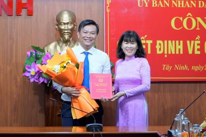  Ủy viên Ban Thường vụ Tỉnh ủy, Phó Chủ tịch Thường trực UBND tỉnh Nguyễn Đài Thy trao quyết định cho ông Nguyễn Minh Sang. Ảnh: Báo Tây Ninh 