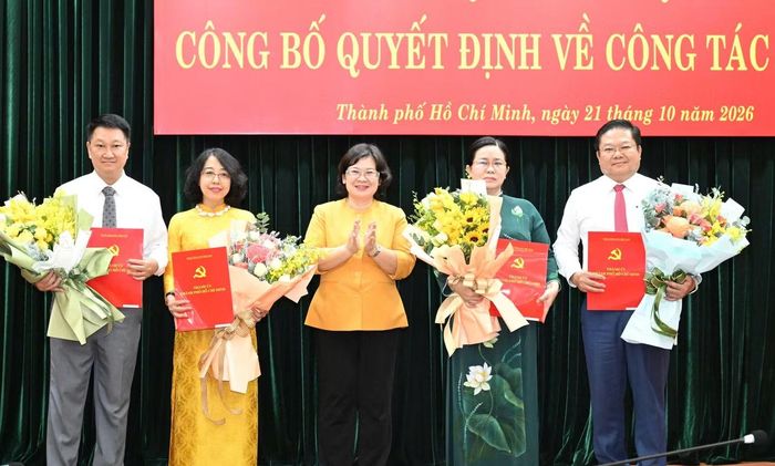 Phó Bí thư Thành ủy TPHCM Văn Thị Bạch Tuyết (giữa) trao quyết định và hoa chúc mừng các cán bộ nhận nhiệm vụ mới. Ảnh: Việt Dũng