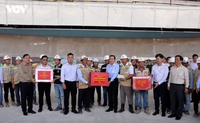 Nhấn mạnh Hội nghị cấp cao APEC 2027 là sự kiện đối ngoại đa phương có ý nghĩa đặc biệt quan trọng đối với Việt Nam, Chủ tịch Quốc hội đề nghị toàn thể cán bộ, kỹ sư, công nhân tiếp tục phát huy tinh thần trách nhiệm, đoàn kết, nỗ lực khắc phục khó khăn, tập trung cao độ để hoàn thành các hạng mục theo đúng kế hoạch đề ra, đặc biệt chất lượng công trình phải đặt lên hàng đầu. Mục tiêu là phải hoàn thành công trình trước tháng 6/2027, đưa vào vận hành, khai thác, phục vụ Hội nghị.
