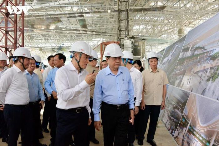 Cùng đi có Ủy viên Bộ Chính trị, Phó Thủ tướng Thường trực Chính phủ Phạm Gia Túc; Ủy viên Trung ương Đảng, Phó Chủ tịch Quốc hội Nguyễn Hồng Diên; Ủy viên Trung ương Đảng, Bí thư Tỉnh ủy An Giang Lê Quang Tùng; lãnh đạo các cơ quan của Quốc hội, lãnh đạo các bộ, ngành Trung ương.