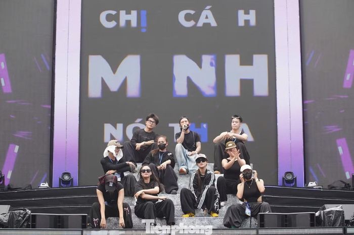 Sóng Festival 2026 diễn ra trong hai ngày 24-25/10 tại phố đi bộ Trần Nhân Tông. Sau ngày đầu tiên với các hoạt động trải nghiệm, mua sắm và biểu diễn nghệ thuật, lễ hội tiếp tục thu hút người dân, sinh viên và giới trẻ trong ngày thứ hai. Bên cạnh các gian hàng trải nghiệm thanh toán số, sân khấu âm nhạc là một trong những điểm hẹn thu hút đông đảo người tham gia.