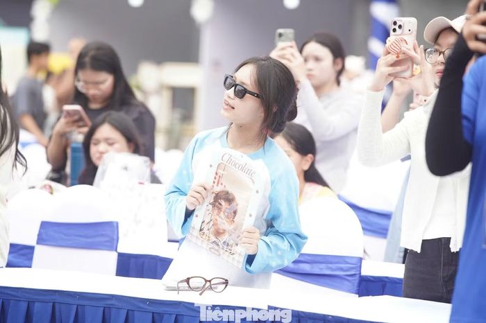 Dù thời tiết giữa trưa, đông đảo người hâm mộ vẫn tập trung quanh sân khấu, liên tục gọi tên và cổ vũ nam nghệ sĩ.