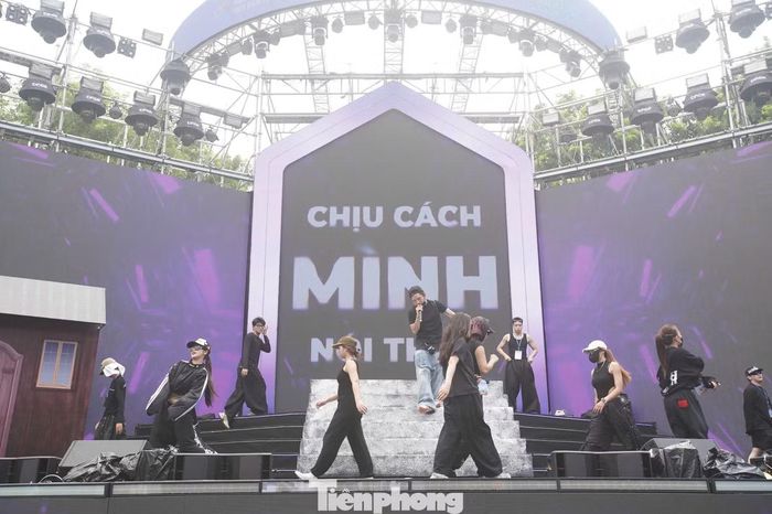 Chương trình còn có hoạt động trình diễn thời trang với sự tham gia của nhà thiết kế Cao Minh Tiến, Á hậu Trần Ngọc Châu Anh, Á hậu Nguyễn Thị Vân Nhi và Top 25 Hoa hậu Việt Nam 2026.